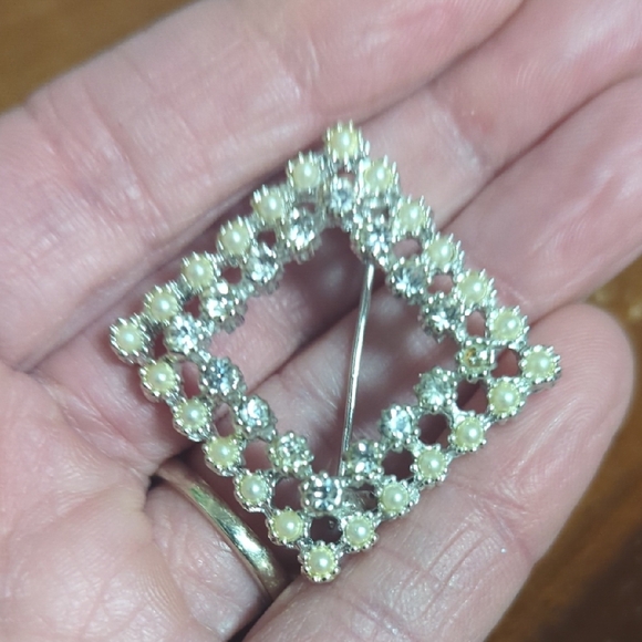 Square Rhinestone And Pearl Brooch Pin - Picture 3 of 8